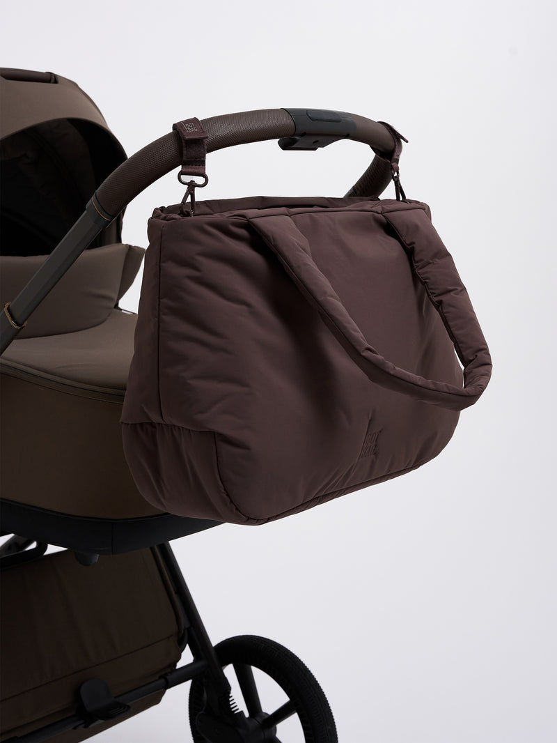 CLOUD HORIZON TOTE BAG Tasche in sea lion (dunkles Schokobraun) am Kinderwagen hängend.