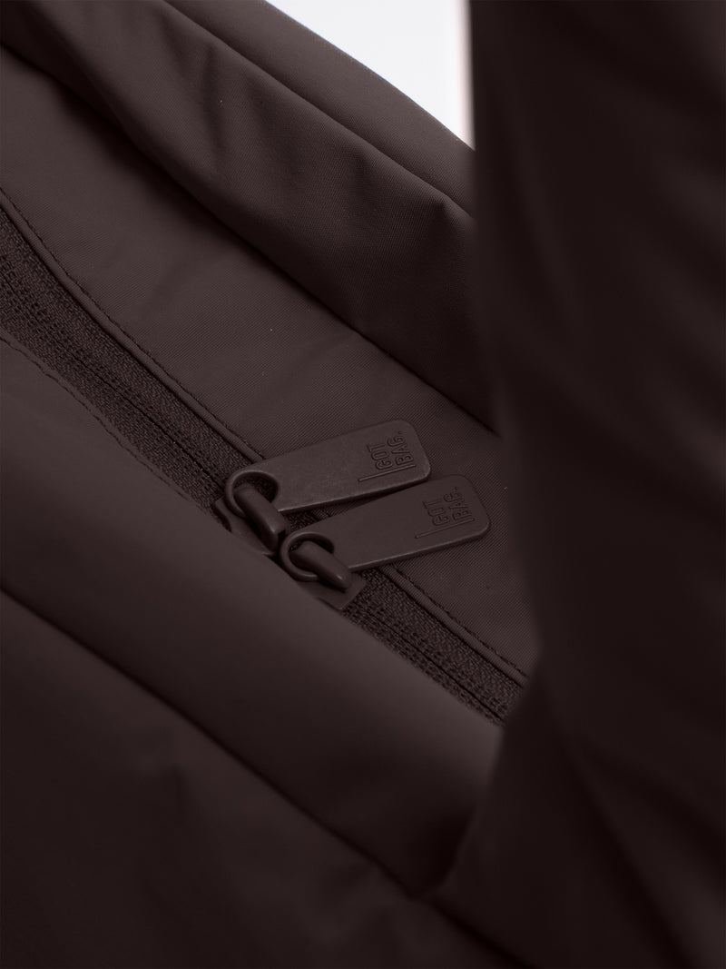 CLOUD HORIZON TOTE BAG Tasche in sea lion (dunkles Schokobraun) als Detailaufnahme.