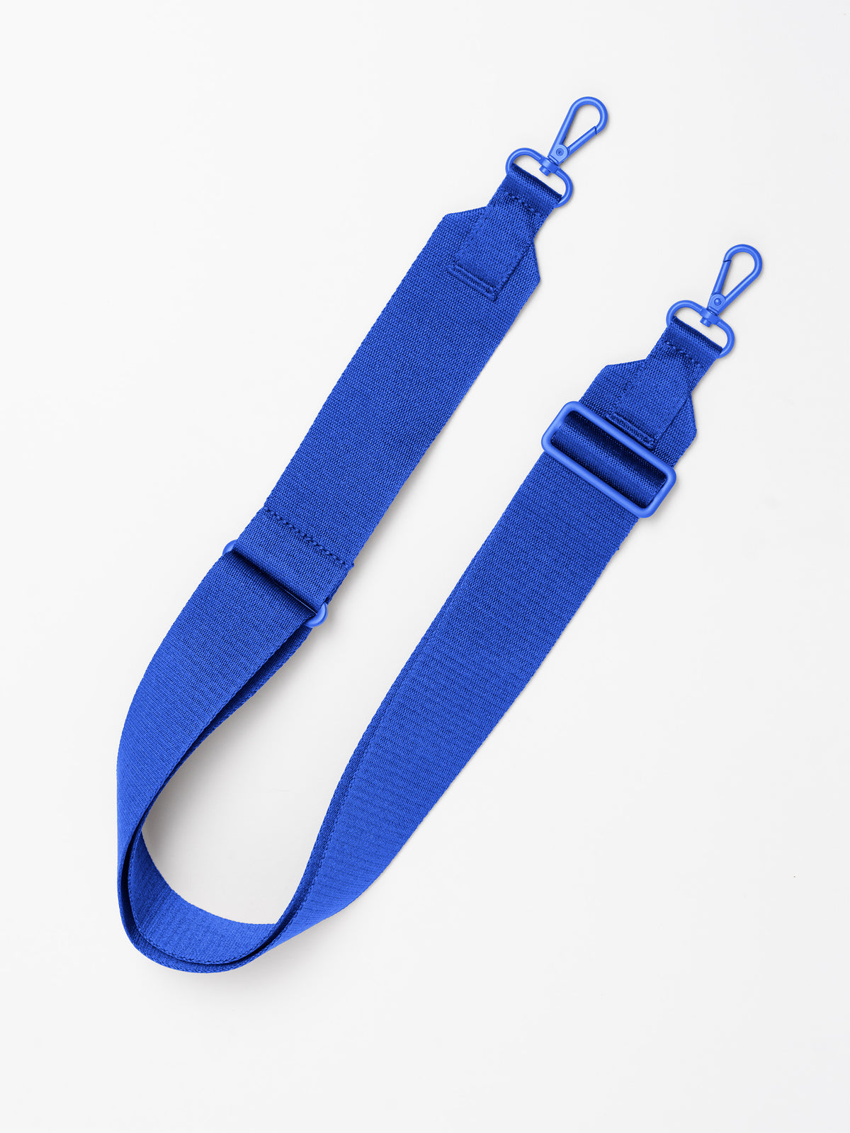 CLOUD HORIZON TOTE BAG Tasche in cobalt (leuchtendes Kobaltblau), ein crossbody strap auf weißem Hintergrund.