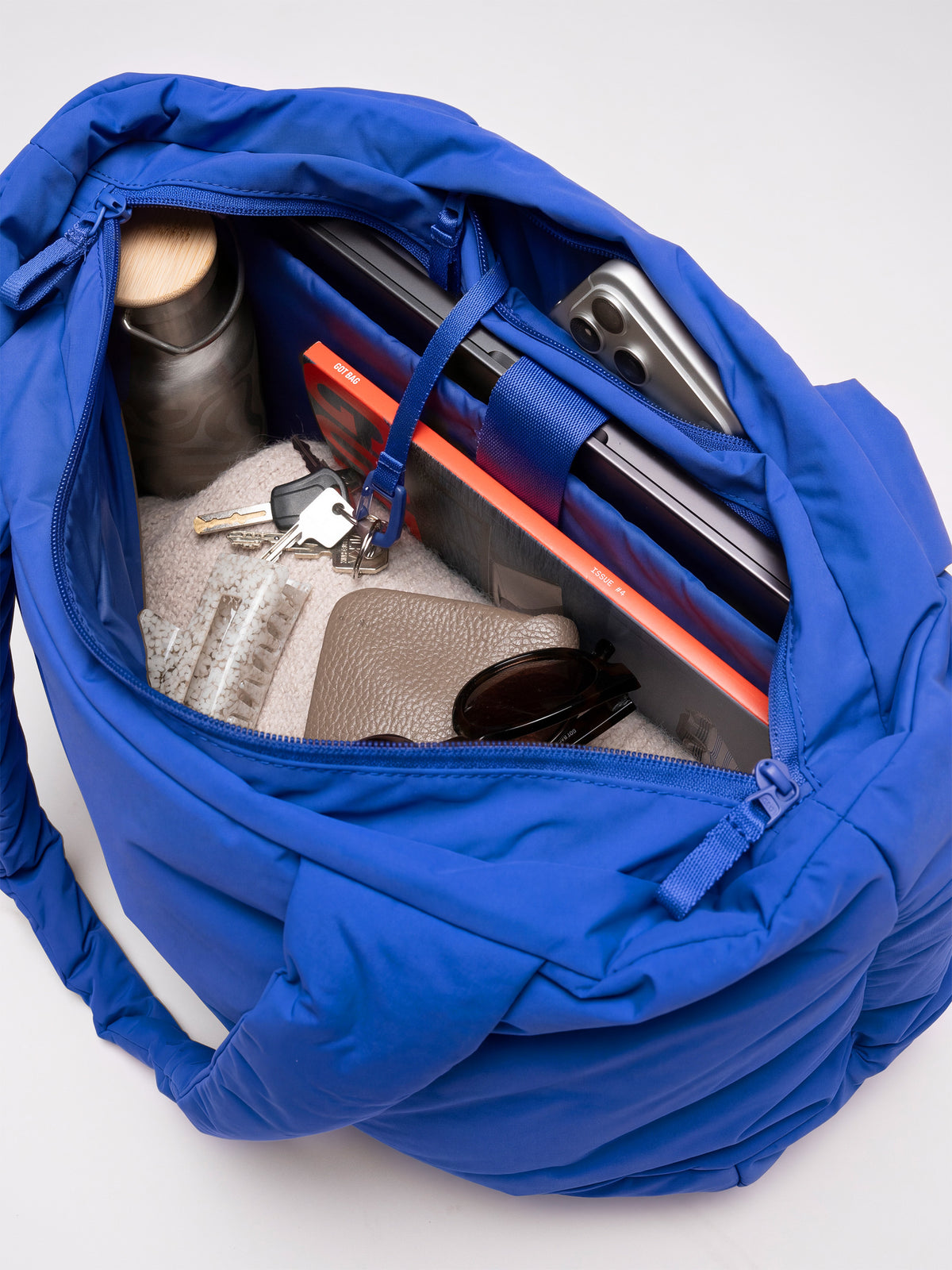 CLOUD HORIZON TOTE BAG Tasche in cobalt (leuchtendes Kobaltblau) als Detailaufnahme des gefüllten Innenraums.