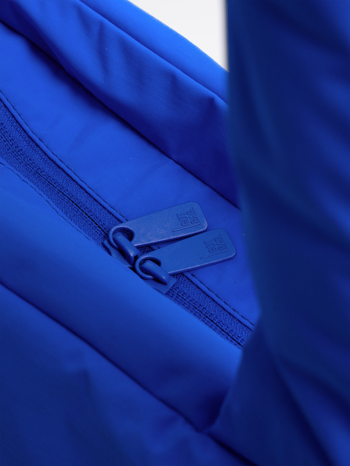 CLOUD HORIZON TOTE BAG Tasche in cobalt (leuchtendes Kobaltblau) als Detailaufnahme.