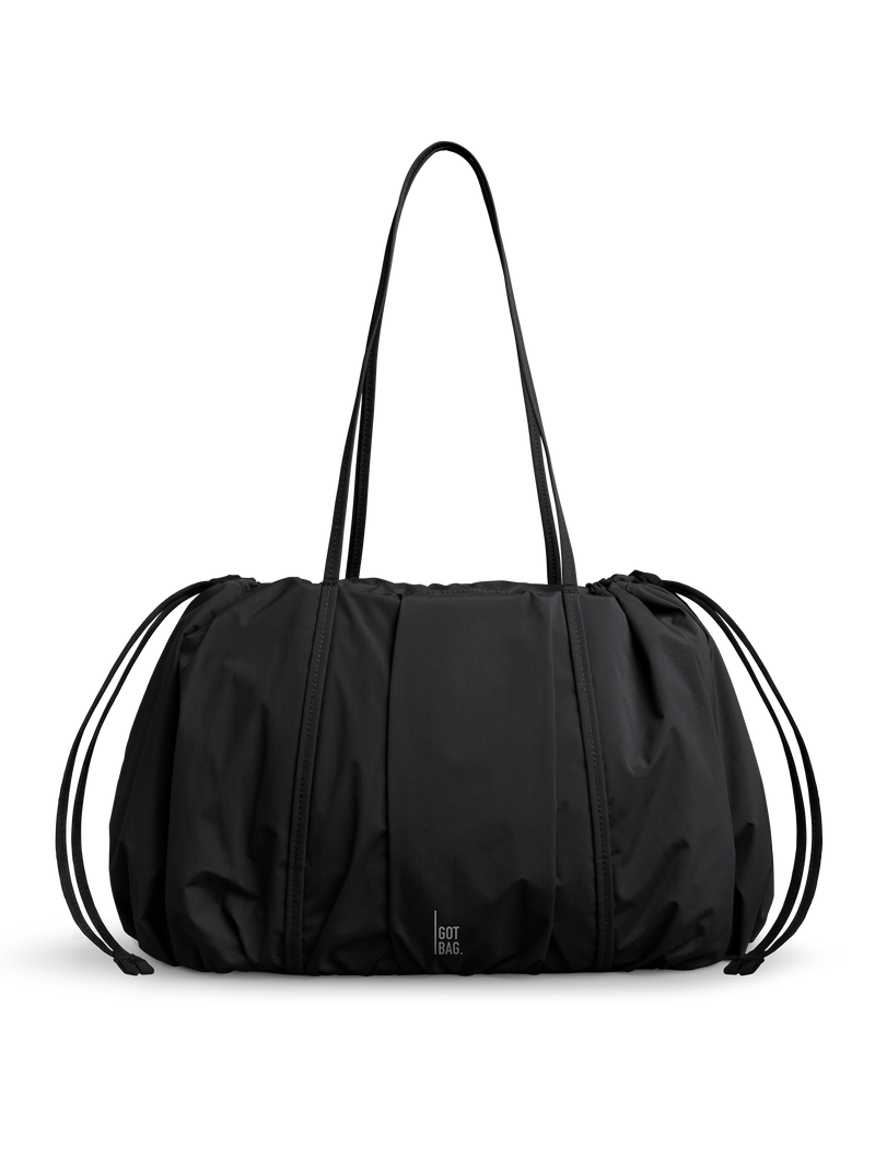 SHELLY TOTE BAG bolso en black (Negro) como toma de estudio en vista frontal.