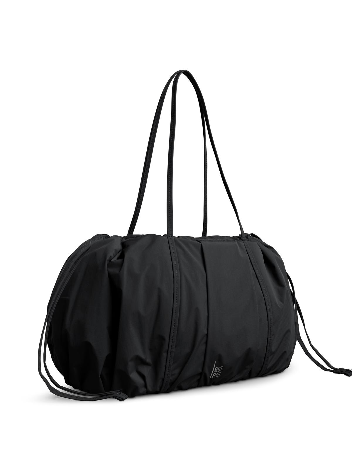 SHELLY TOTE BAG Tasche in black (Schwarz) als Studioaufnahme in diagonaler Ansicht.