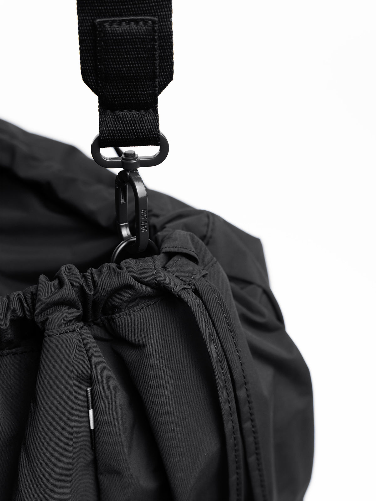 SHELLY TOTE BAG Tasche in black (Schwarz) als Detailaufnahme.