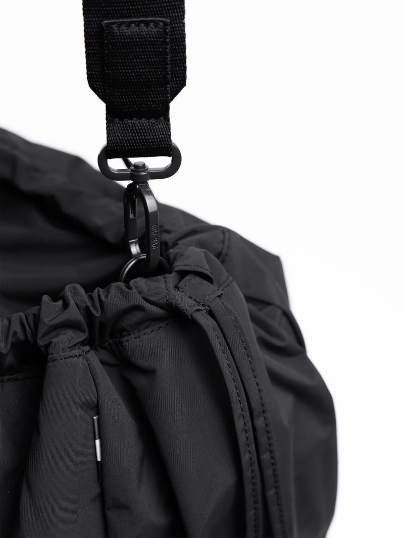 SHELLY TOTE BAG Tasche in black (Schwarz) als Detailaufnahme.