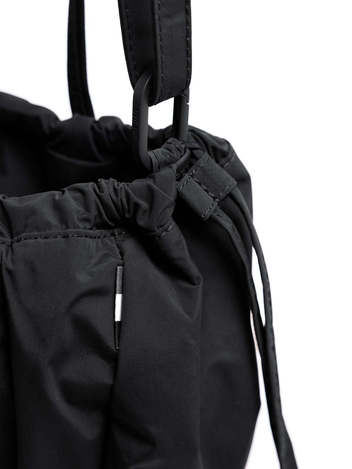 SHELLY BUCKET BAG Tasche in black (Schwarz) als Detailaufnahme.