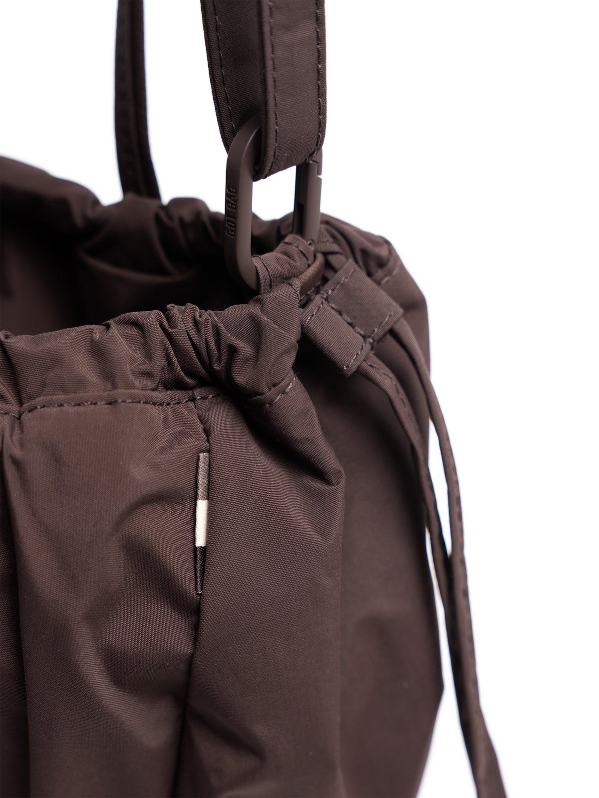 SHELLY BUCKET BAG Tasche in sea lion (dunkles Schokobraun) als Detailaufnahme.