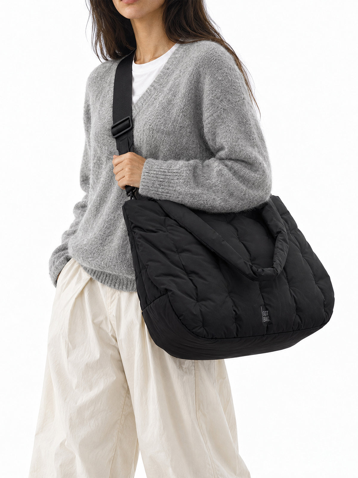 LOOMI HORIZON TOTE BAG Tasche in black (Schwarz) von einer Frau crossbody getragen.