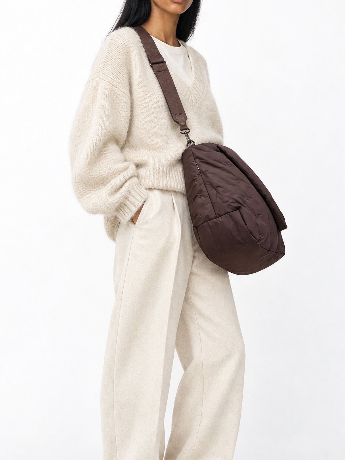 LOOMI HORIZON TOTE BAG Tasche in sea lion (dunkles Schokobraun) von einer Frau crossbody getragen.