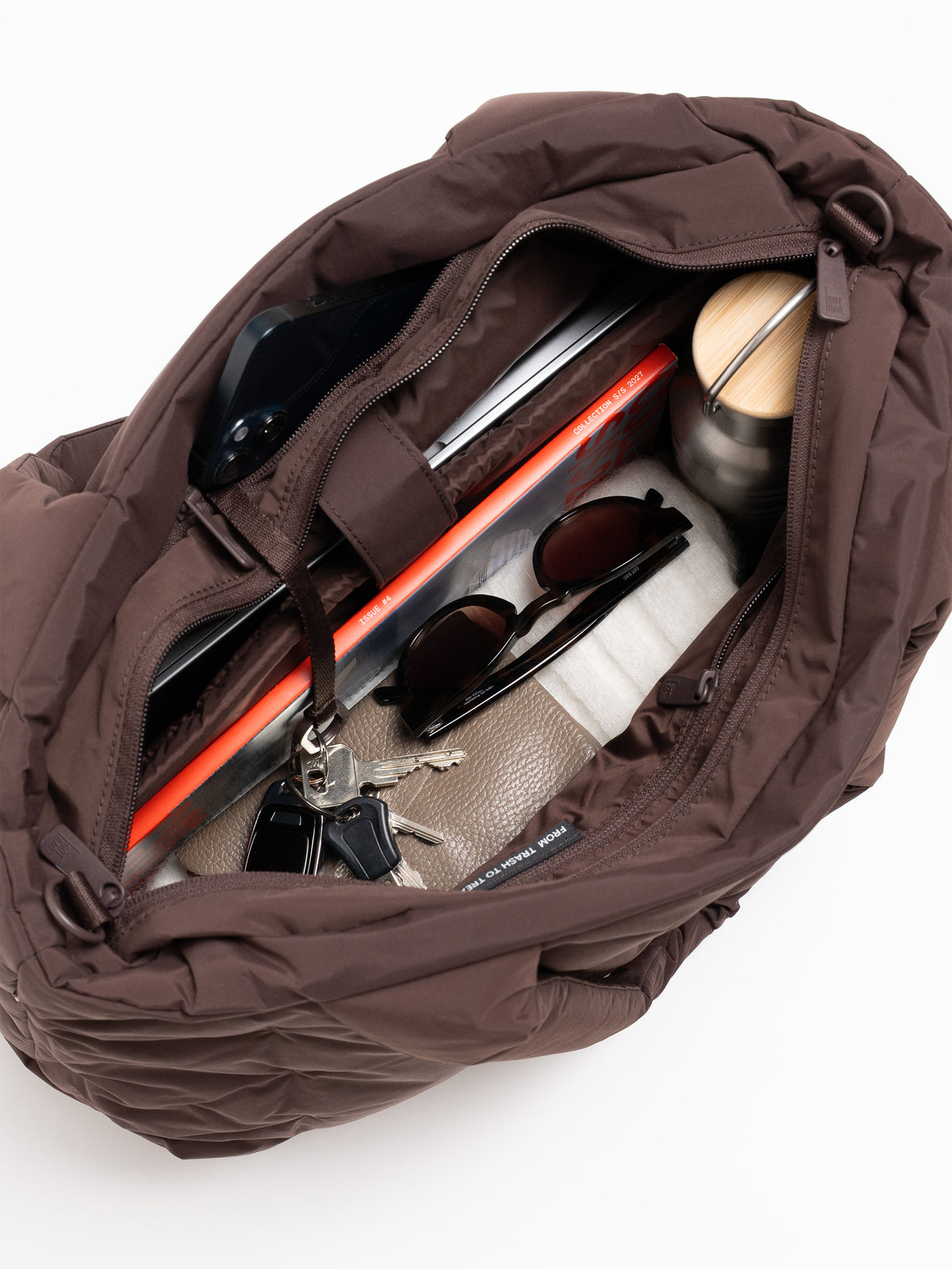 LOOMI HORIZON TOTE BAG Tasche in sea lion (dunkles Schokobraun) Innenansicht, gefüllt mit persönlichen Gegenständen.