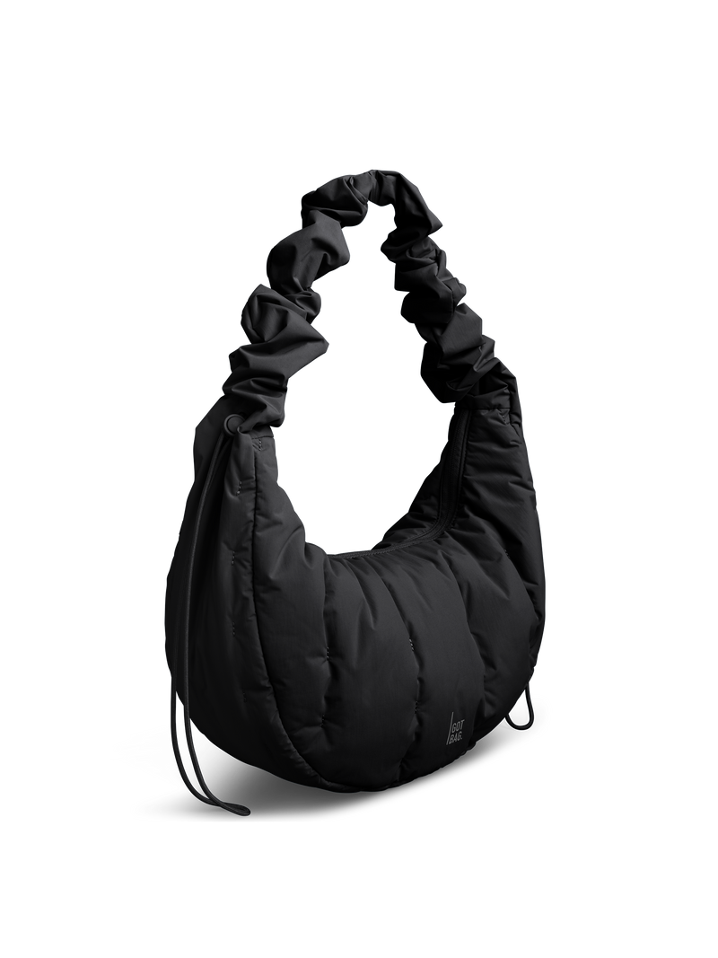 LOOMI MOON BAG RUFFLE Tasche in black (Schwarz) als Studioaufnahme in Frontansicht.