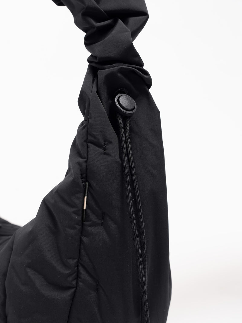 LOOMI MOON BAG RUFFLE Tasche in black (Schwarz) als Detailaufnahme.