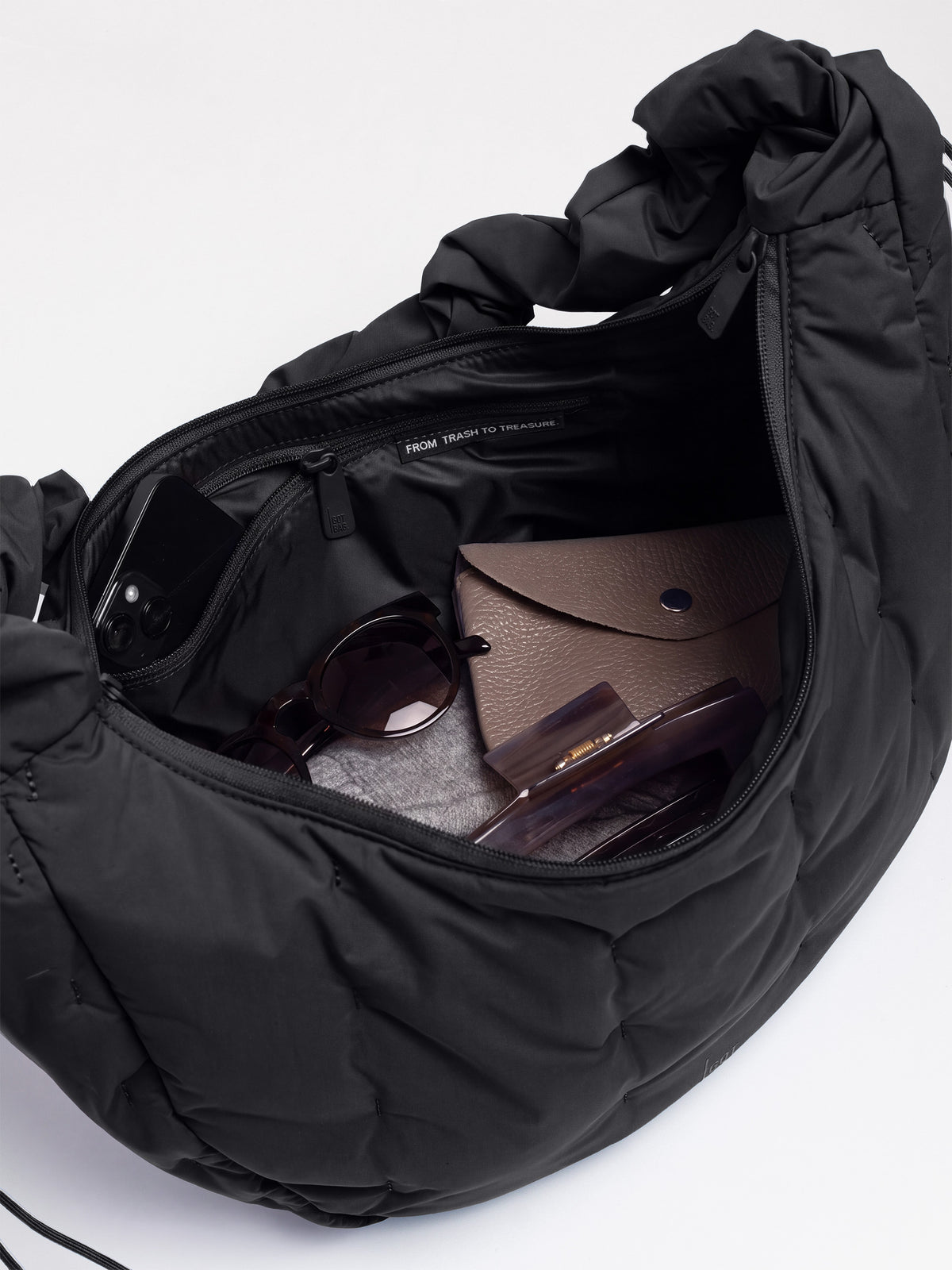 LOOMI MOON BAG RUFFLE Tasche in black (Schwarz) als Detailaufnahme des gefüllten Innenraums.