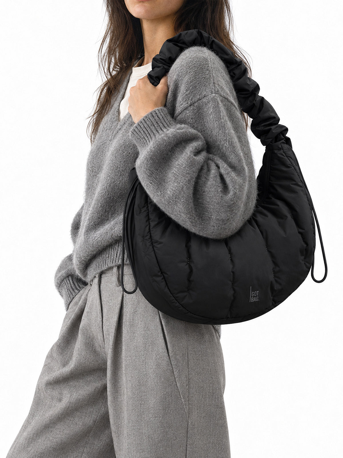 LOOMI MOON BAG RUFFLE Tasche in black (Schwarz) von einer Frau über der Schulter getragen.