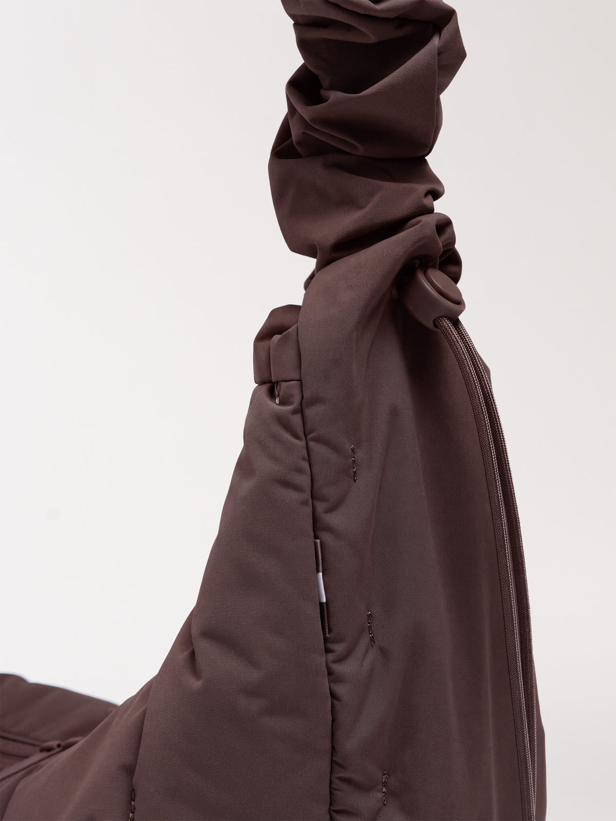 LOOMI MOON BAG RUFFLE Tasche in sea lion (dunkles Schokobraun) als Detailaufnahme.