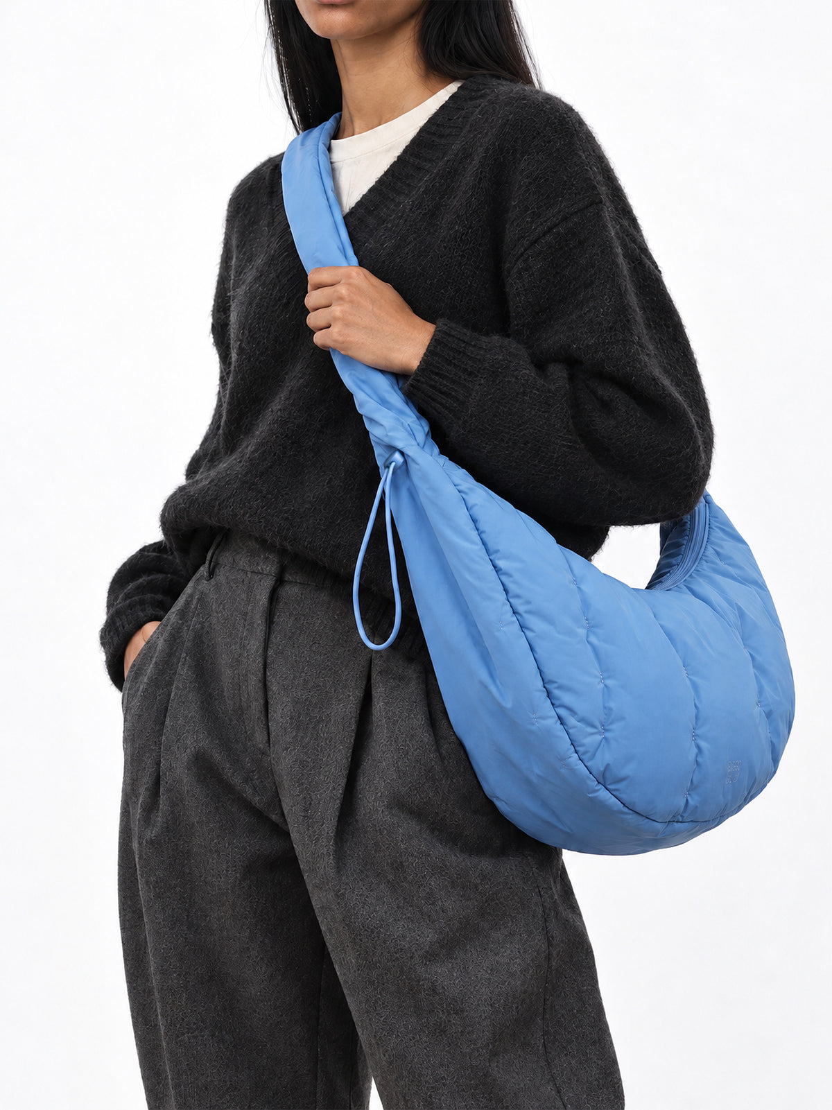 LOOMI MOON BAG RUFFLE Tasche in indigo wave von einer Frau crossbody getragen.