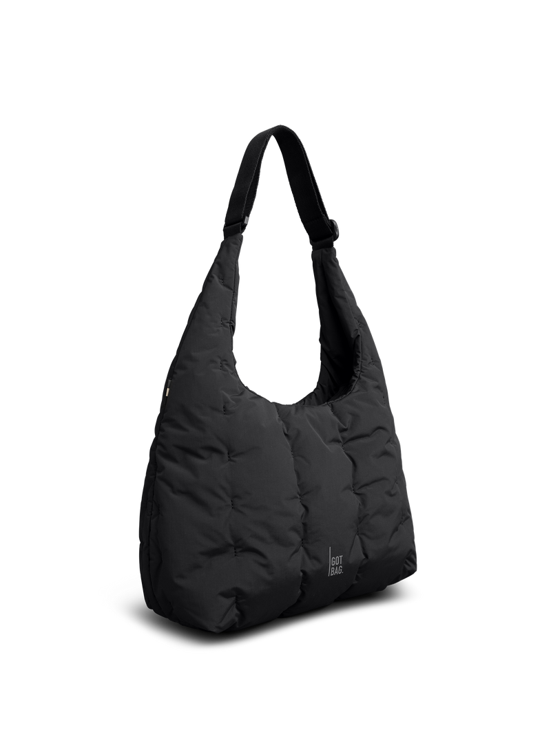 LOOMI SHOULDER BAG Tasche in black (Schwarz) in diagonaler Ansicht.