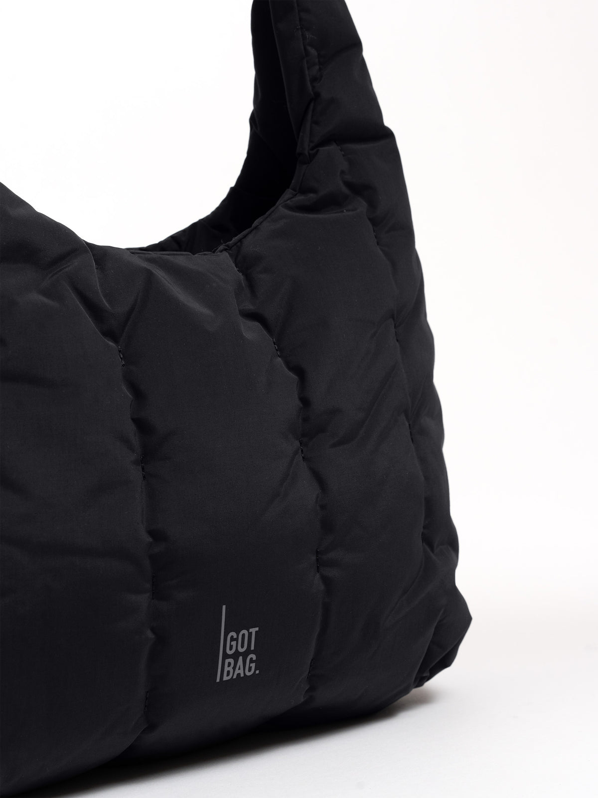 LOOMI SHOULDER BAG Tasche in black (Schwarz) mit Steppnähten als Detailaufnahme.
