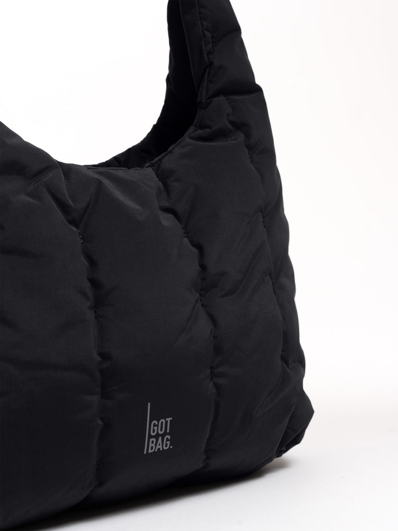 LOOMI SHOULDER BAG Tasche in black (Schwarz) mit Steppnähten als Detailaufnahme.