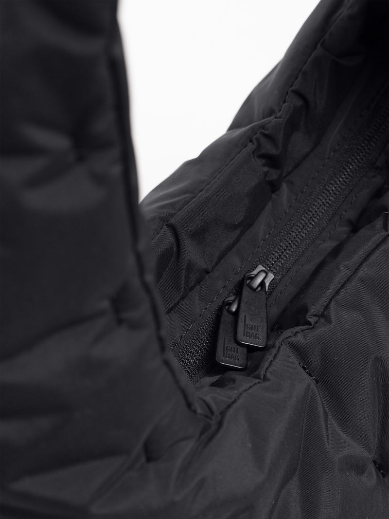 LOOMI SHOULDER BAG Tasche in black (Schwarz), Detailaufnahme eines Reißverschlusses.