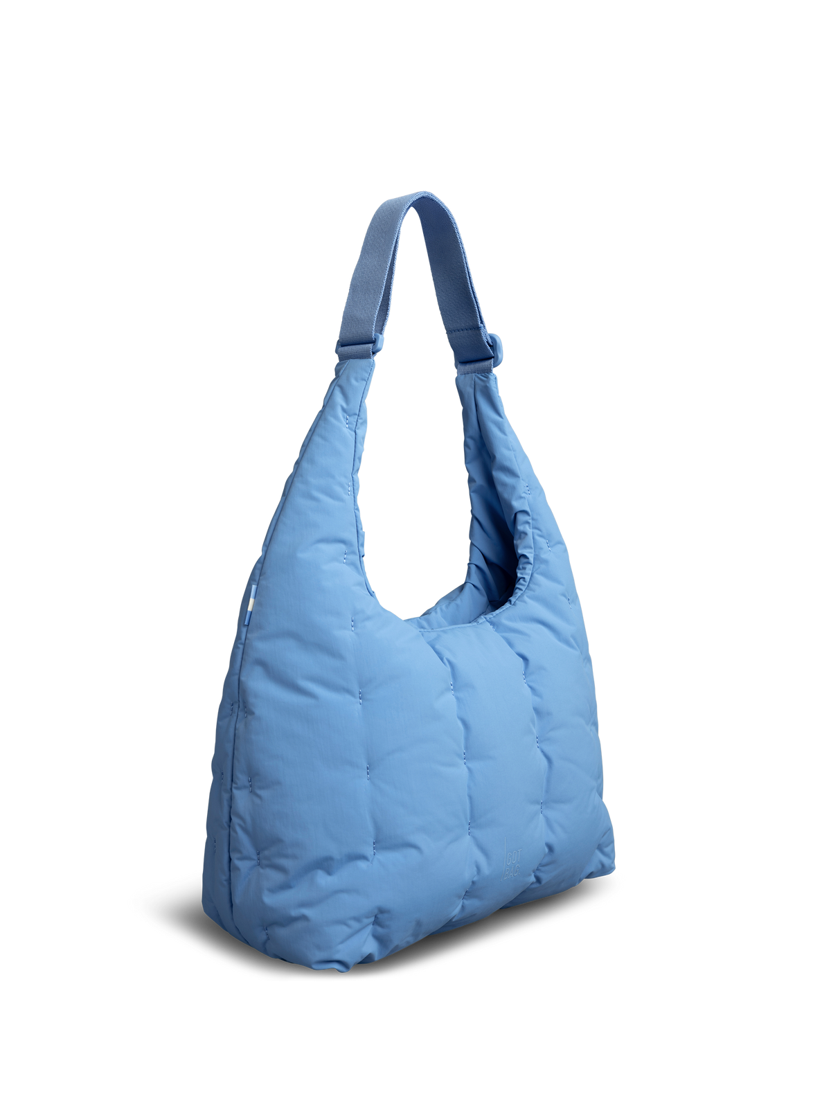 LOOMI SHOULDER BAG Tasche in indigo wave (warmes Hellblau) als Studioaufnahme in diagonaler Ansicht.