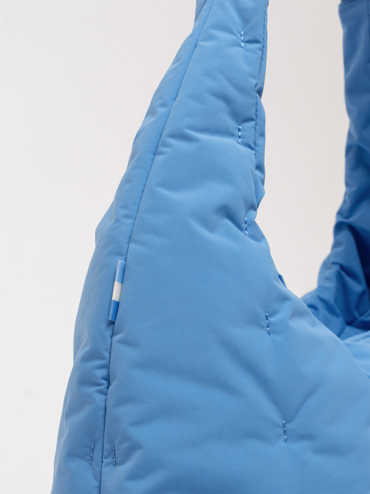 LOOMI SHOULDER BAG Tasche in indigo wave (warmes Hellblau) als Detailaufnahme.