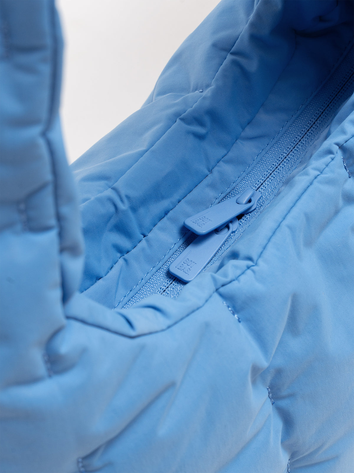 LOOMI SHOULDER BAG Tasche in indigo wave (warmes Hellblau) als Detailaufnahme.