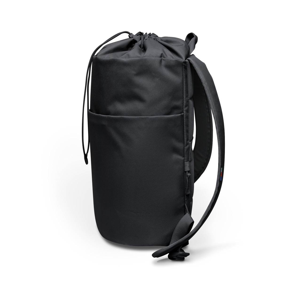BARREL PACK Rucksack in black (Schwarz) als Seitenansicht.