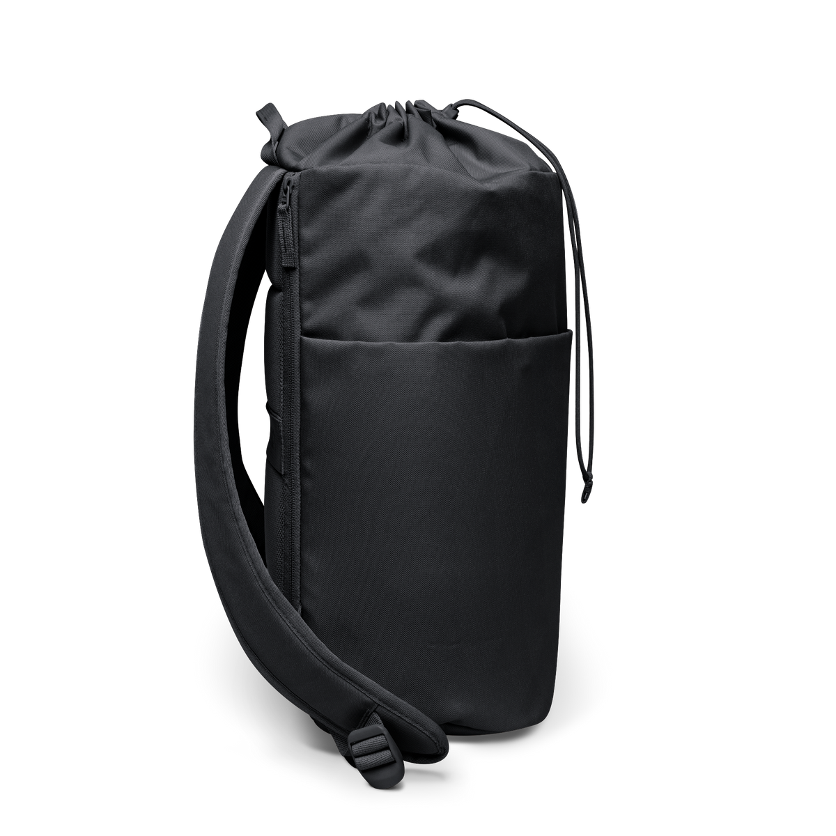 BARREL PACK Rucksack in black (Schwarz) als Studioaufnahme in Seitenansicht.