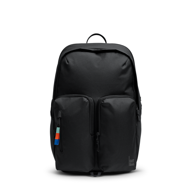 BASE PACK Rucksack in black (Schwarz) als Studioaufnahme in Frontansicht.