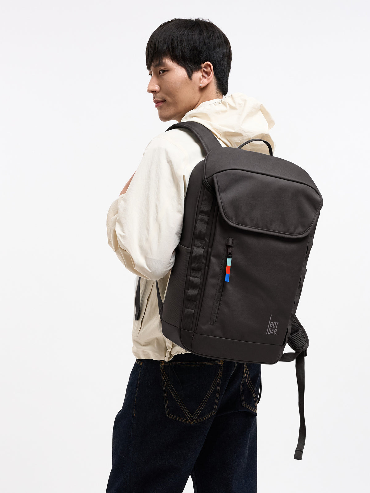PRO PACK Rucksack in mussel (dunkles Braun-Grau) von einem Mann auf dem Rücken getragen.