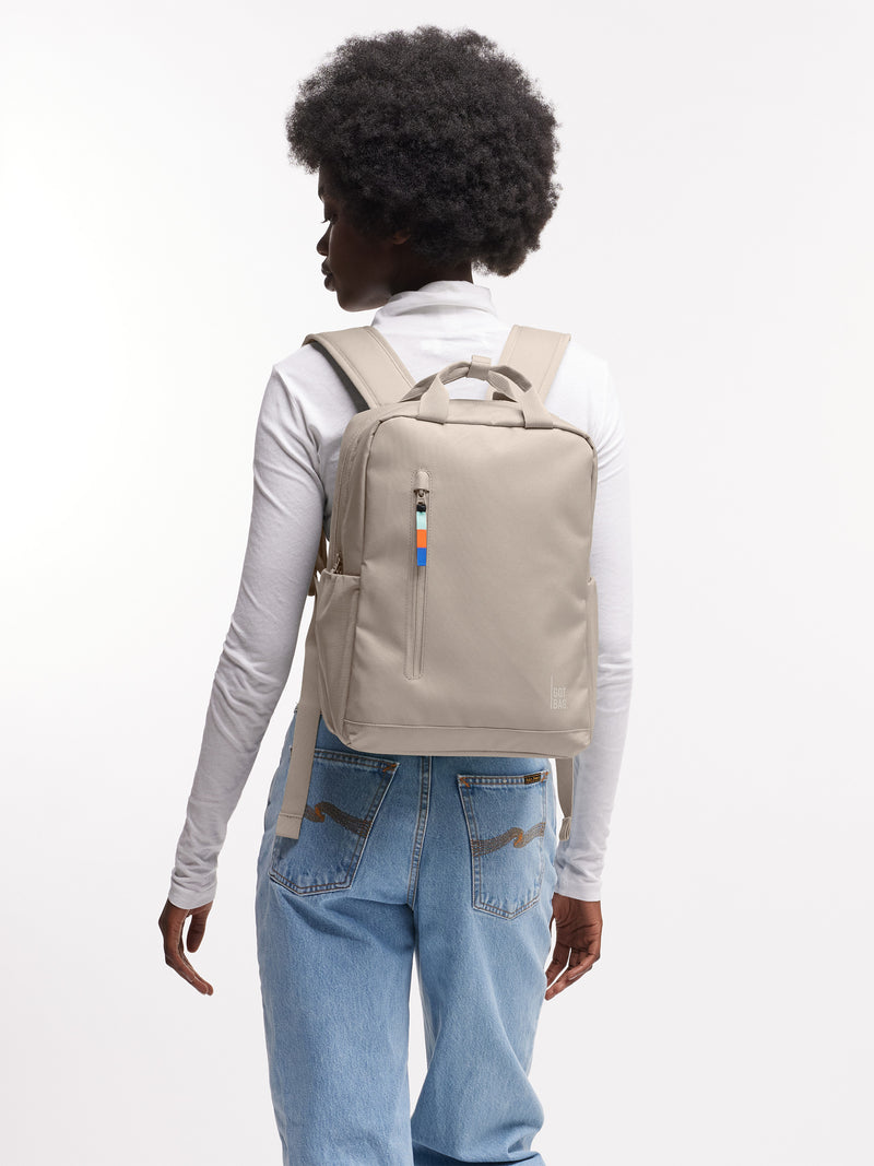 DAYPACK Rucksack in scallop (helles Beige) von einer Frau als Rucksack auf dem Rücken getragen.