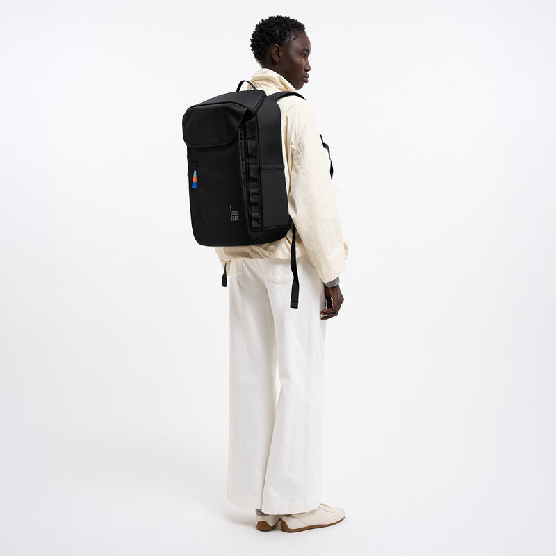 BP0081XX PRO PACK Rucksack in black (Schwarz) von einer Frau als Rucksack auf dem Rücken getragen.
