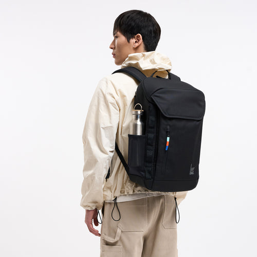 BP0081XX PRO PACK Rucksack in black (Schwarz) von einem Mann auf dem Rücken getragen.