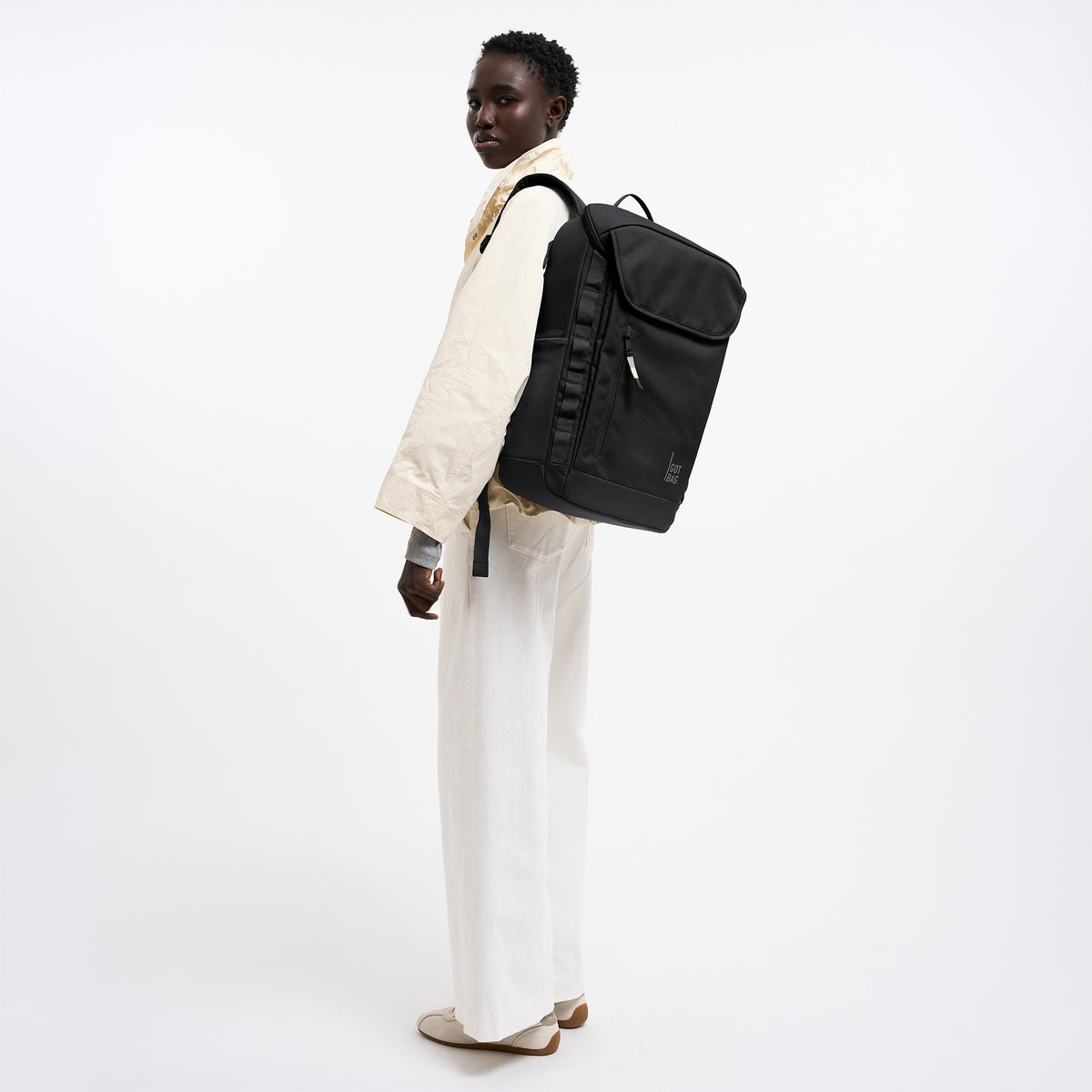 PRO PACK MONOCHROME Rucksack in black (Schwarz) von einer Frau als Rucksack auf dem Rücken getragen.