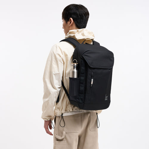 PRO PACK MONOCHROME Rucksack in black (Schwarz) von einem Mann als Rucksack auf dem Rücken getragen.