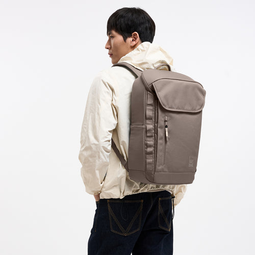 BP0083MO PRO PACK MONOCHROME Rucksack in oyster (klassisches Taupe-Braun) von einem Mann als Rucksack auf dem Rücken getragen.