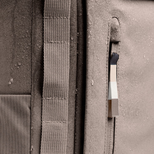 PRO PACK MONOCHROME Rucksack in oyster (klassisches Taupe-Braun) mit Wassertropfen als Detailaufnahme.