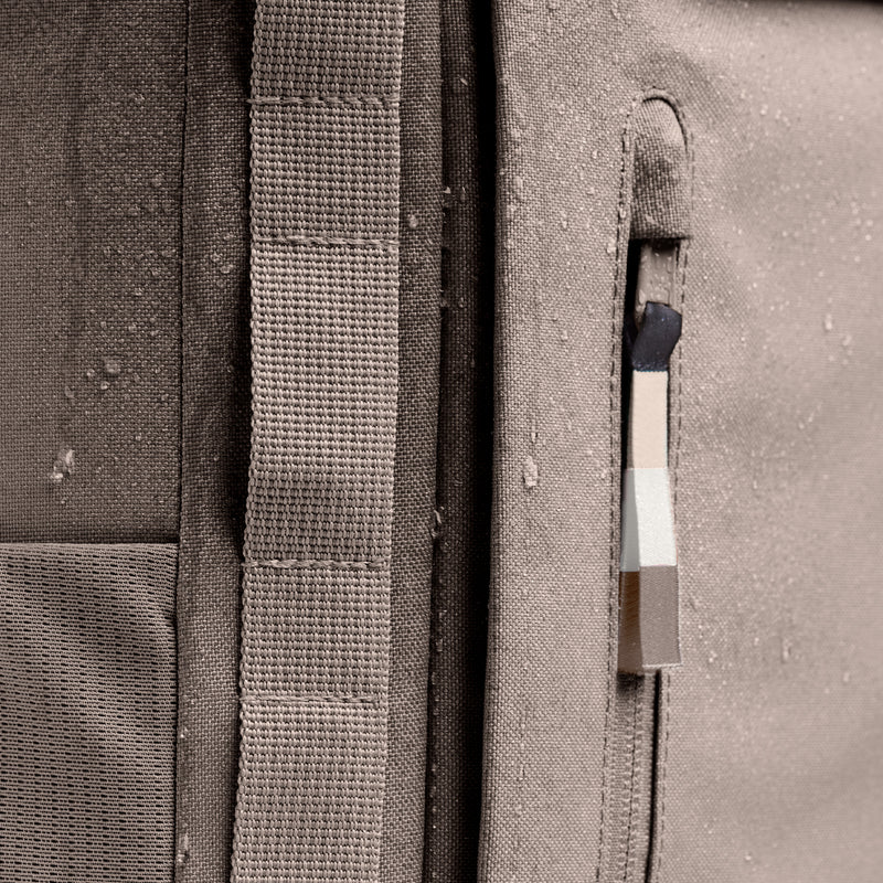 PRO PACK MONOCHROME Rucksack in oyster (klassisches Taupe-Braun) mit Wassertropfen als Detailaufnahme.