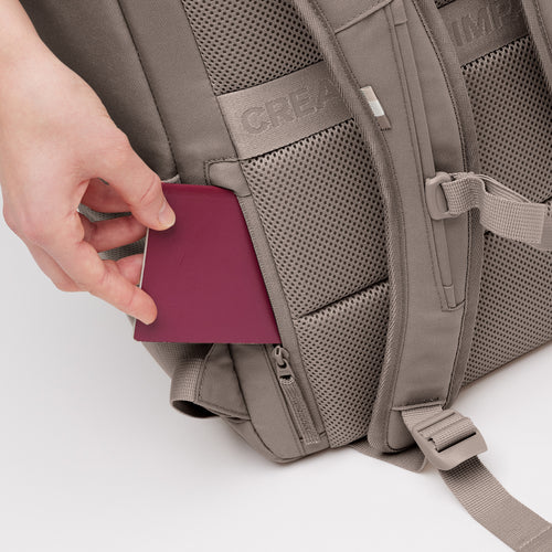 PRO PACK MONOCHROME Rucksack in oyster (klassisches Taupe-Braun), Pass wird in Geheimfach gesteckt.