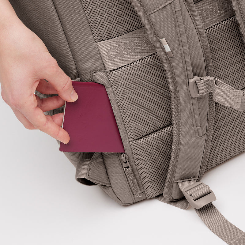 PRO PACK MONOCHROME Rucksack in oyster (klassisches Taupe-Braun), Pass wird in Geheimfach gesteckt.