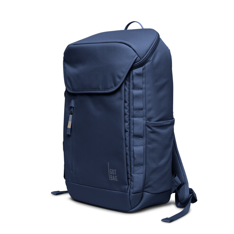 BP0083MO PRO PACK MONOCHROME Rucksack in deep ocean (dunkles Marineblau) in diagonaler Ansicht.