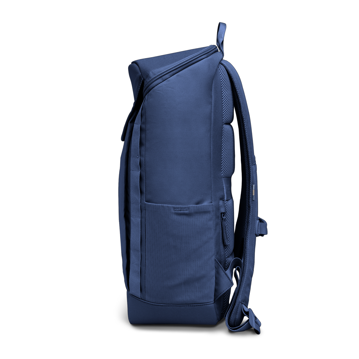 BP0083MO PRO PACK MONOCHROME Rucksack in deep ocean (dunkles Marineblau) als Studioaufnahme in Seitenansicht.