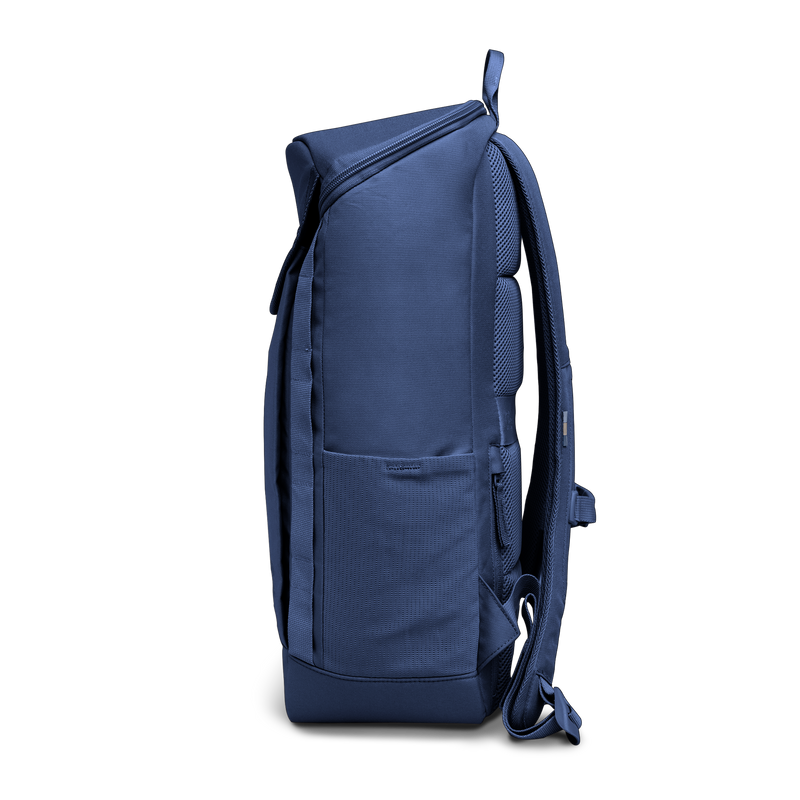 BP0083MO PRO PACK MONOCHROME Rucksack in deep ocean (dunkles Marineblau) als Studioaufnahme in Seitenansicht.
