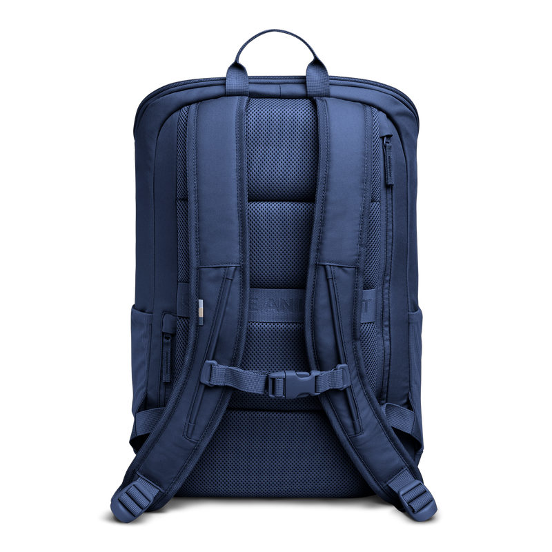 PRO PACK MONOCHROME Rucksack in deep ocean (dunkles Marineblau) in Rückansicht.