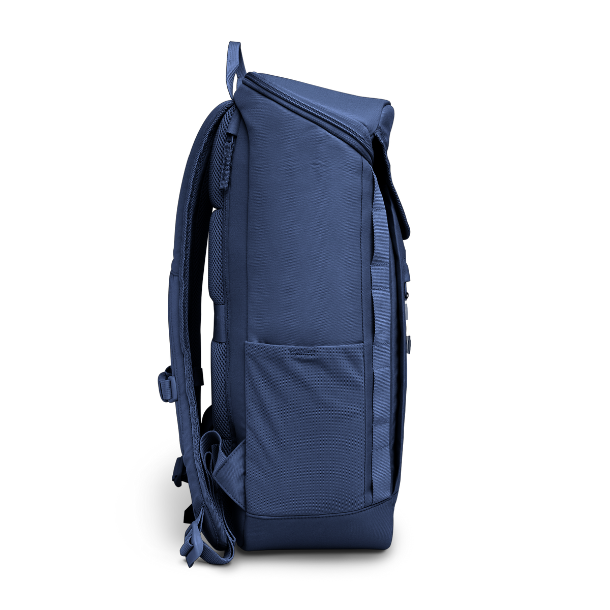 BP0083MO PRO PACK MONOCHROME Rucksack in deep ocean (dunkles Marineblau) als Studioaufnahme in Seitenansicht.