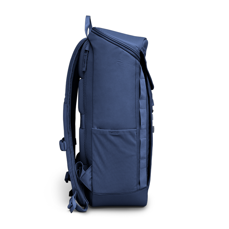 BP0083MO PRO PACK MONOCHROME Rucksack in deep ocean (dunkles Marineblau) als Studioaufnahme in Seitenansicht.