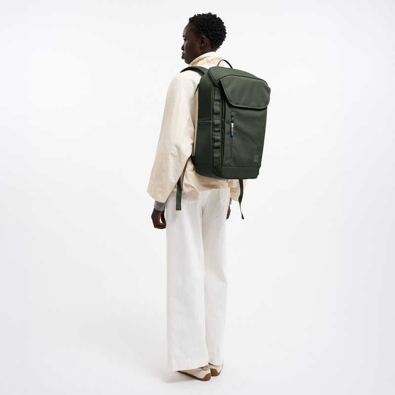 BP0083XX PRO PACK Rucksack in algae (Dunkelgrün mit Graustich) von einer Frau als Rucksack auf dem Rücken getragen.