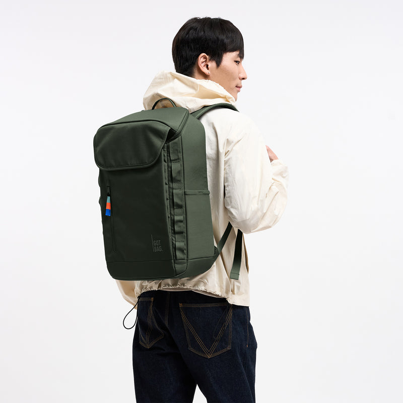 PRO PACK Rucksack in algae (Dunkelgrün mit Graustich) von einem Mann auf dem Rücken getragen.