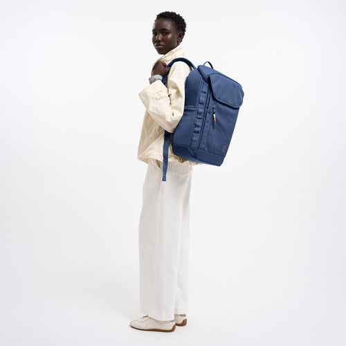 PRO PACK Rucksack in ocen blue, von einer Frau auf dem Rücken getragen.